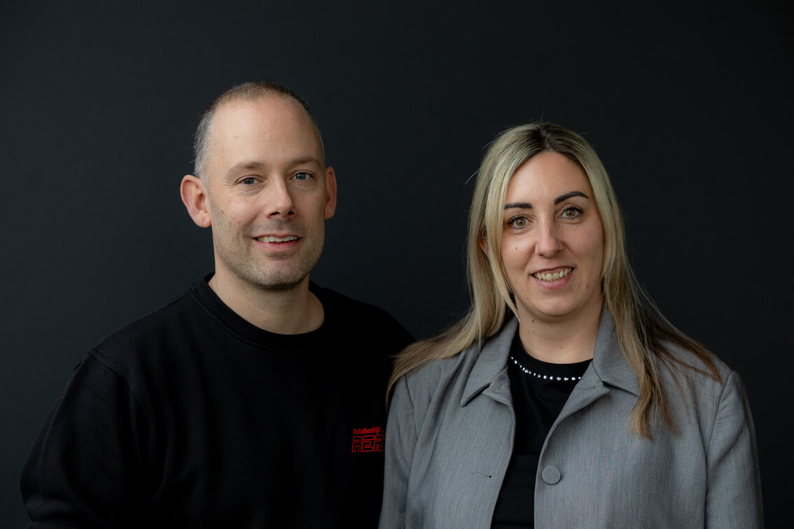 Autobedrijf-Aerts-Over-Ons-Rik-en-Rhona-Aerts Auto Aerts Bedrijfspand Vooraanzicht Links